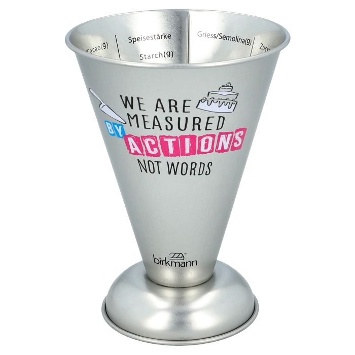 Messbecher aus Weißblech für verschiedene Zutaten